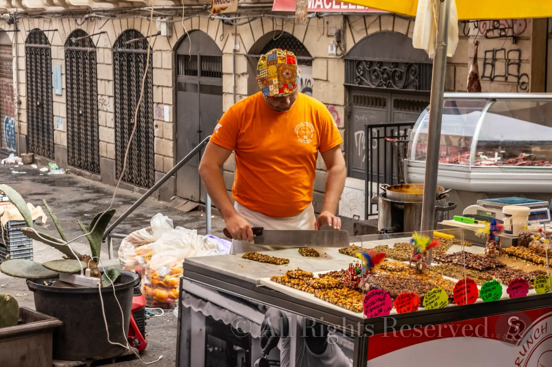 Sicilia, Venditore alla pescheria di Catania