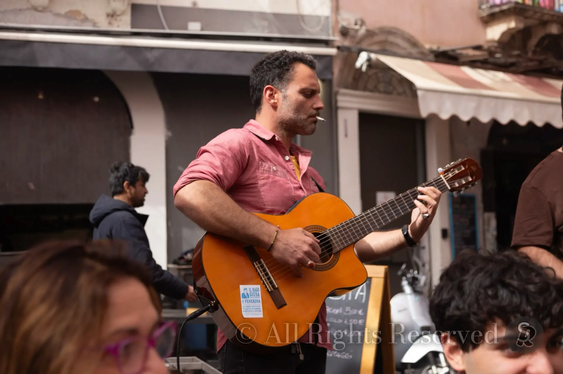 Sicilia, Piazza dell'Indirizzo Catania. Musicisti intrattengono i clienti dei locali